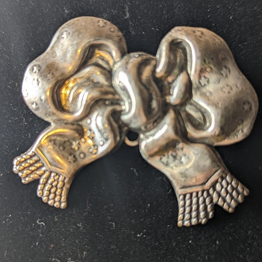 Vintage Brooch Pin Silvertone Scarf bow winter adorable lightweight